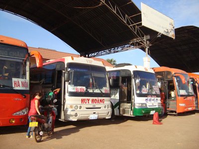 Những chuyến xe Việt-Lào đang chờ đón khách  trên đất nước Triệu Voi
