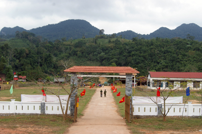 Khu trung tâm xã Thượng Trạch rực rỡ sắc cờ chào đón Tết Nguyên đán.