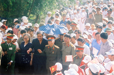 Cán bộ, nhân dân Lệ Thủy đón Đại tướng Võ Nguyên Giáp cùng gia đình trong một chuyến về thăm quê. Ảnh: Tr. T