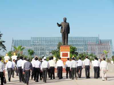 Tượng đài cố Chủ tịch Cay xỏn Phôm vi hản tại Savannakhet.