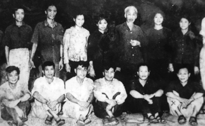 Ông Mai Văn Giá (người ngồi đầu tiên phía bên phải) chụp ảnh lưu niệm cùng Bác Hồ và các đại biểu tại Hà Nội vào năm 1964.