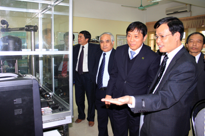 GS Nguyễn Hữu Đức đang giới thiệu về phòng thí nghiệm công nghệ Micro-nano, Đại học Quốc gia Hà Nội.