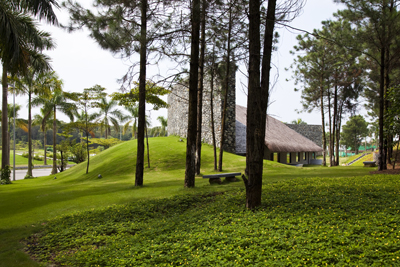 Nhà hội nghị Flamigo Đại Lải Resort (Vĩnh Phúc), một tác phẩm của kiến trúc sư Võ trọng Nghĩa.