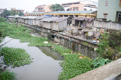 Hàng quán ở chợ Quy Đạt gây ô nhiễm môi trường nghiêm trọng ở khu vực cầu Hói Giun.