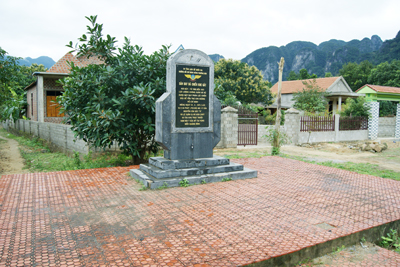 Bia di tích lịch sử quốc gia sân bay Khe Gát.