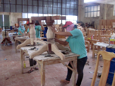 Chế biến gỗ rừng trồng để xuất khẩu ở Công ty TNHH MTV Việt Trung.