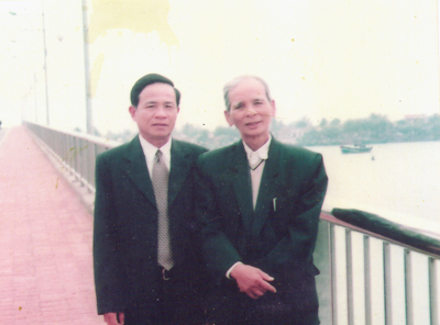 Nhà thơ Nguyễn Văn Dinh và anh Trương Văn Hưởng trên cầu Nhật Lệ