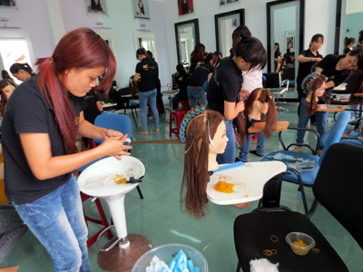 Khóa học về nghề tóc chuyên nghiệp do Hội Liên hiệp phụ nữ tỉnh liên kết với Công ty LOREAL, tổ chức.