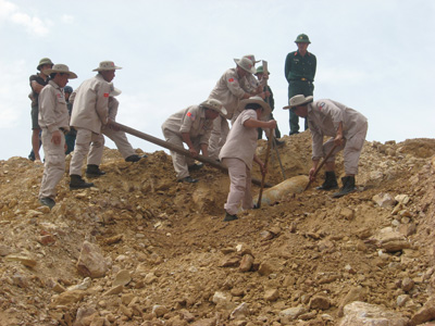 Đội kỹ thuật Dự án MAG Quảng Bình đang xử lý bom tại Minh Hóa.