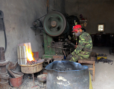 Nhiều thanh niên làng nghề truyền thống Mai Hồng loay hoay tìm việc làm, trong khi những lò rèn luôn đỏ lửa.