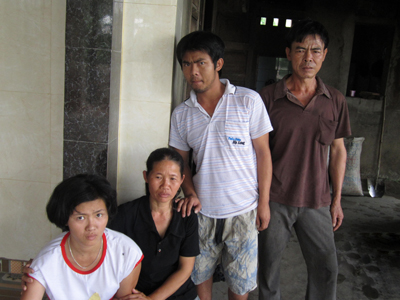 Vợ chồng anh Hoàng Xuân Hùng bên cạnh những đứa con mắc bệnh của mình.