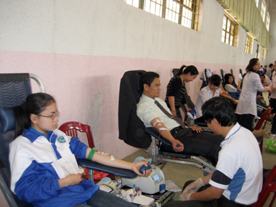 Cán bộ, giáo viên, sinh viên Trường đại học Quảng Bình tham gia hiến máu tình nguyện năm 2013.