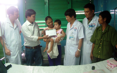 Thay mặt bạn đọc cả nước, PV Báo Dân trí tại Quảng Bình cùng lãnh đạo bệnh viện trao tận tay số tiền 96.060.000 đồng tới gia đình anh Phan Văn Thơ.