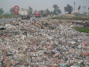 Thu gom, đổ rác thải sinh hoạt không đúng nơi quy định về bảo vệ môi trường có thể sẽ bị phạt tiền tối đa từ 1-2 tỷ đồng.