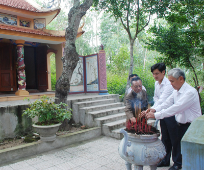 Chính quyền và nhân dân xã Quảng Tùng thường xuyên đến dâng hương tại cụm di tích lịch sử văn hóa chùa Phật Bà-miếu Thành Hoàng-miếu Cao Các Mạc Sơn.
