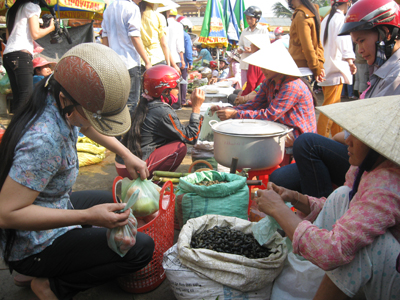 Ốc đực được bán tại Hội rằm tháng ba.