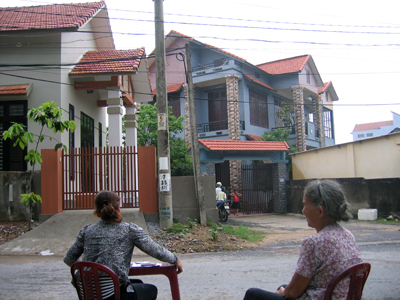 Chỉ cách nhau một con hẻm nhỏ, nhưng bà Hoàng Thị Hường nói giọng Diêm Điền của mình, còn người Nam Lý nói giọng của họ.