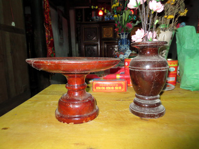 Bình hoa và mâm bồng đựng ngũ quả của nhà ông Lê Bá Phùng-những sản phẩm hiếm hoi còn sót lại của nghề tiện gỗ làng Văn La xưa.