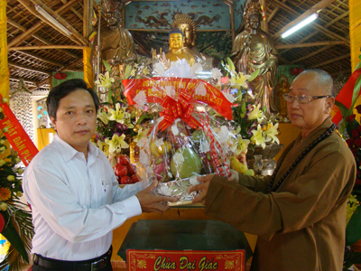 Đại diện lãnh đạo Ủy ban MTTQVN tỉnh tặng quà cho Ban trị sự Giáo hội Phật giáo tỉnh.