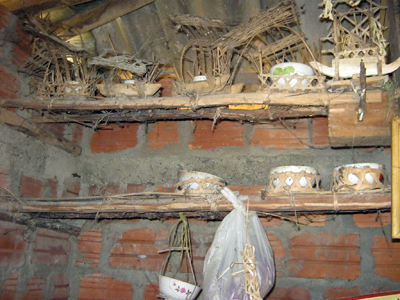 Bàn thờ sống, thờ bổn mạng của người Vân Kiều.