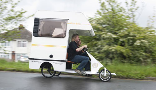 Xe cắm trại nhỏ nhất thế giới và nội thất của nó - Ảnh: BNPS