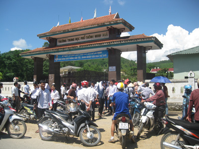 Phụ huynh học sinh tập trung trước cổng Hội đồng thi THPT Minh Hóa sau buổi thi.