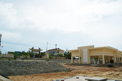 Chợ Quang Phú vẫn ngổn ngang.