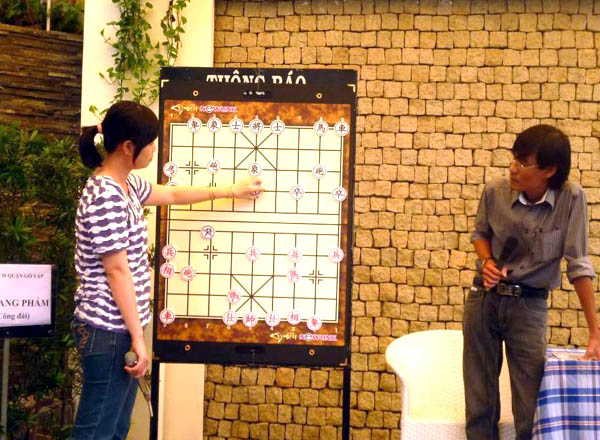  Hơn 20 năm gắn bó với cờ tướng, Ngô Lan Hương (trái) đã trở thành một biểu tượng của làng cờ Việt Nam. Ảnh: V.H