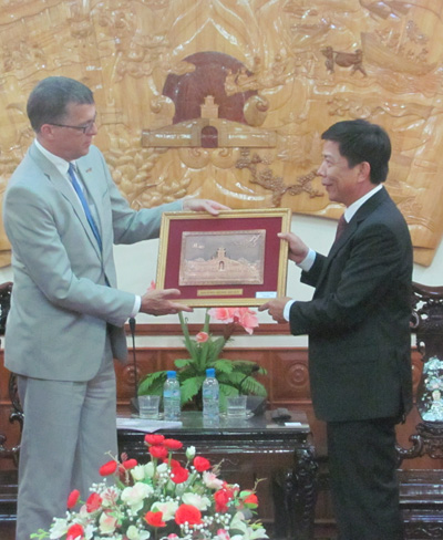 Đồng chí Nguyễn Hữu Hoài, Phó Bí thư Tỉnh uỷ, Chủ tịch UBND tỉnh trao quà lưu niệm cho ngài Đại sứ Ôxtrâylia.