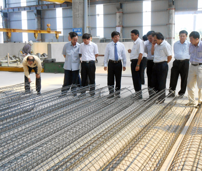 Các đồng chí lãnh đạo tỉnh tham quan dây chuyền sản xuất  của Nhà máy Bê tông Minh Đức Quảng Bình.