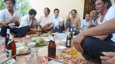 Cán bộ, nhân viên Chi nhánh thủy lợi Rào Đá-Cẩm Ly vô tư nhậu trong giờ hành chính ngay tại trụ sở cơ quan.