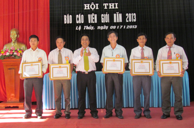 Các thí sinh đạt giải tại hội thi Báo cáo viên giỏi năm 2013 của huyện Lệ Thủy nhận giấy khen.