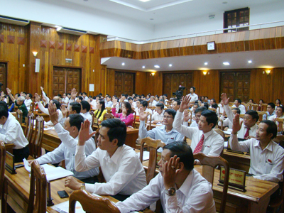 Các đại biểu HĐND tỉnh biểu quyết thông qua danh sách những người được lấy phiếu tín nhiệm tại kỳ họp.