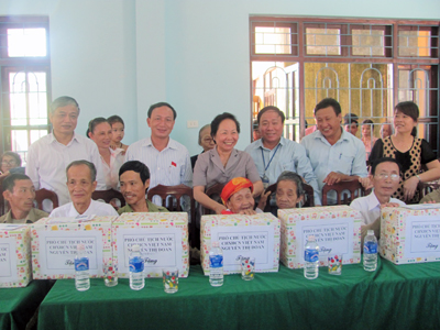 Phó Chủ tịch nước Nguyễn Thị Doan tặng quà cho các gia đình chính sách.