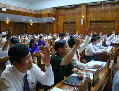 Các đại biểu HĐND tỉnh biểu quyết thông qua các nghị quyết tại kỳ họp thứ 8, HĐND tỉnh khóa XVI.