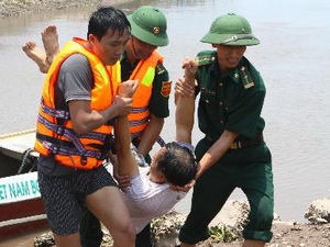 Diễn tập cứu người bị nạn trong mưa bão. (Ảnh: Trọng Đức/TTXVN)