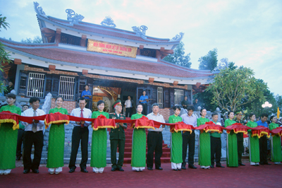 Lễ cắt băng khánh thành Đền tưởng niệm Liệt sĩ Trường Sơn bến phà Long Đại.