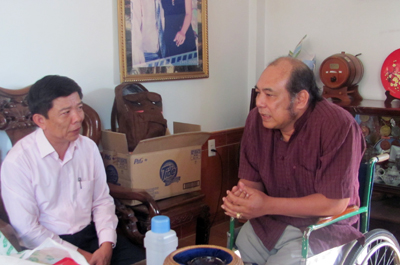 Đồng chí Nguyễn Hữu Hoài, Phó Bí thư Tỉnh uỷ, Chủ tịch UBND tỉnh đến thăm và tặng quà cho ông Nguyễn Hoá Học, thương binh 1/4 trú tại phường Hải Đình.