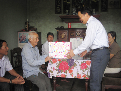 Đồng chí Trần Xuân Vinh, Ủy viên Thường vụ Trưởng ban Tổ chức Tỉnh ủy tặng quà cho thương binh Phạm Ngọc Ly.