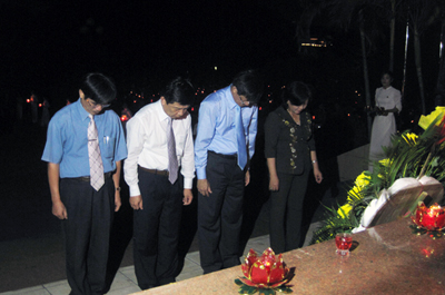 Các đồng chí trong Ban Thường vụ Tĩnh ủy dâng hương trước đài tưởng niệm