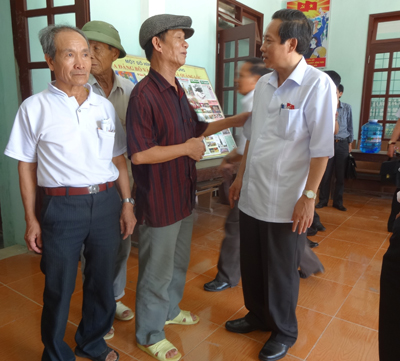 Đồng chí Hoàng Đăng Quang, Phó Bí thư Thường trực Tỉnh uỷ, Trưởng đoàn đại biểu Quốc hội tỉnh trao đổi với cử tri tại xã Quảng Lộc.