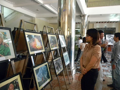 Các đại biểu xem trưng bày những tác phẩm ảnh báo chí xuất sắc.