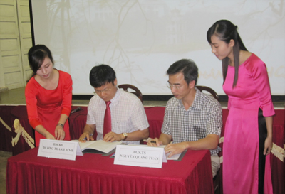 Đại diện lãnh đạo Bệnh viện Hữu nghị Việt Nam-Cu Ba Đồng Hới và Viện Tim Hà Nội ký kết chương trình hợp tác giữa hai đơn vị.