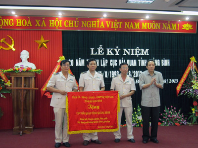 Đồng chí Hoàng Đăng Quang, Phó Bí thư thường trực Tỉnh ủy, Trưởng đoàn đại biểu Quốc hội tỉnh trao tặng bức trướng cho đại diện lãnh đạo Cục Hải quan Quảng Bình.