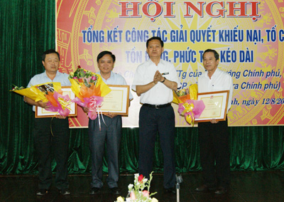Đồng chí Huỳnh Phong Tranh, Ủy viên Trung ương Đảng, Tổng Thanh tra Chính phủ trao bằng khen cho các tập thể có thành tích xuất sắc trong thực hiện Kế hoạch số 1130/KH-TTCP của Thanh tra Chính phủ.