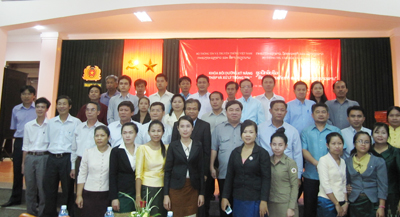 Các đại biểu chụp ảnh lưu niệm với các nhà báo Lào.