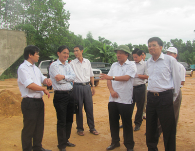 Đồng chí Trần Văn Tuân và các đồng chí cùng đi đang kiểm tra thi công cầu Chu Kê trên tuyến đường 565.