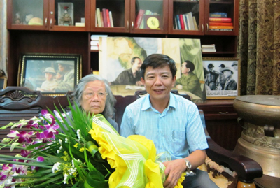 Đồng chí Nguyễn Hữu Hoài, Phó Bí thư Tỉnh ủy, Chủ tịch UBND tỉnh tặng hoa, chúc thọ Đại tướng Võ Nguyên Giáp thông qua Phu nhân Đại tướng.