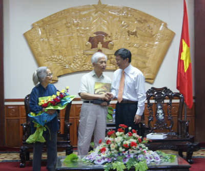 Đồng chí Nguyễn Hữu Hoài tặng hoa cho Giáo sư Trần Thanh Vân và Lê Kim Ngọc.
