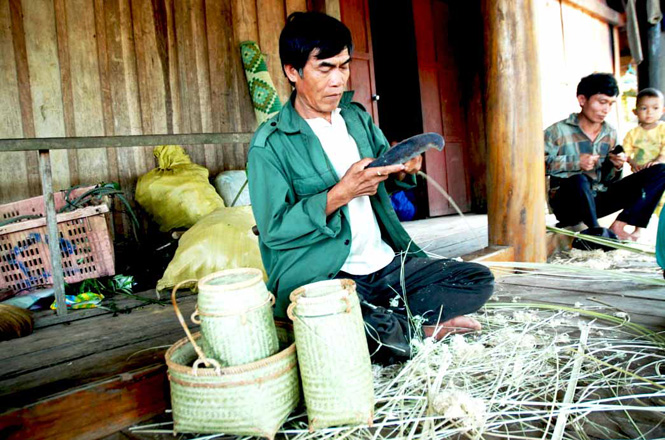 Người dân bản Ra Mai đang đan những sản phẩm phục vụ du lịch.